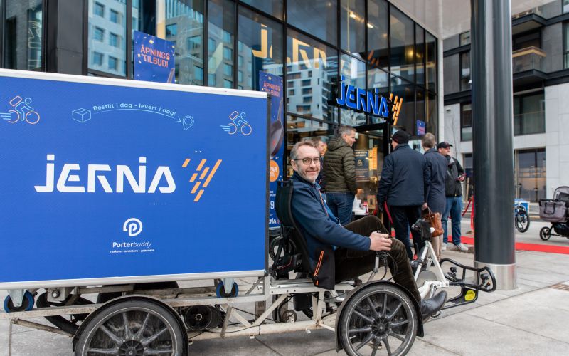 Jernia-sjefen kjører en tilhenger med Jernia-varer