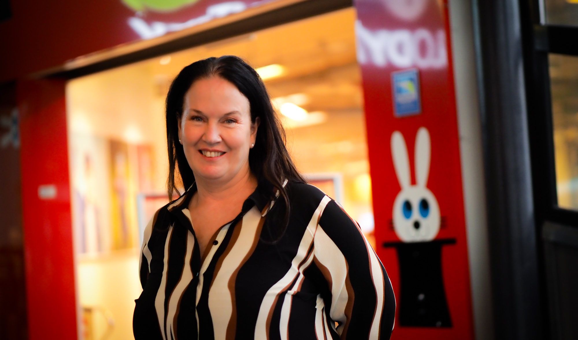 Dame foran Barnas Hus butikk