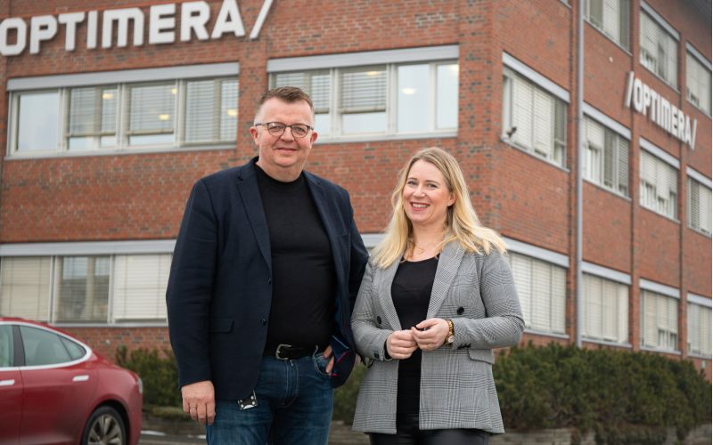 Dame og mann fstår foran bygning