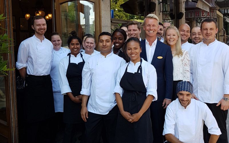 Ansatte samlet utenfor Hotel Continental