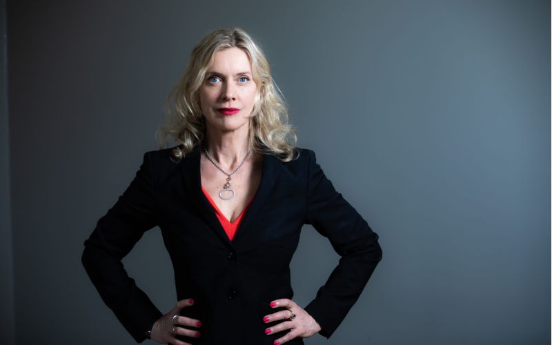 Profilbilde av adm.dir Ann-Kristin Ytreberg så ser alvorlig og med armene til siden