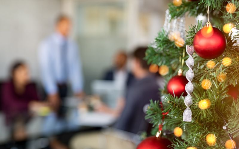 Mennesker på kontor i julen