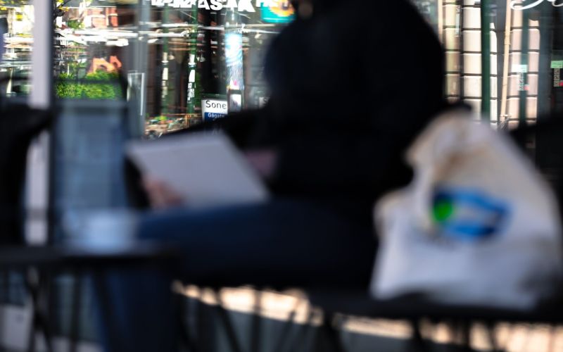 dame på kafe med nettbrett