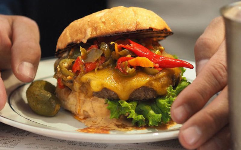 hamburger på tallerken