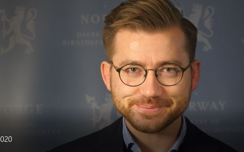 Portrettbilde av klima- og miljøminister Sveinung Rotevatn