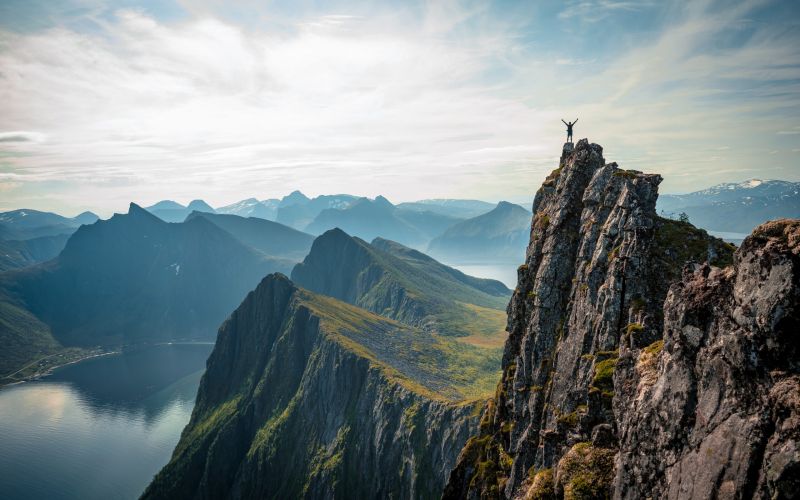 Bilde av norsk landskap med fjell og fjord