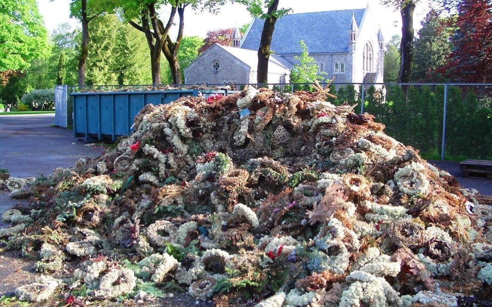 Haug med blomsterkranser etter gravferd Haug med blomsterkranser etter gravferd