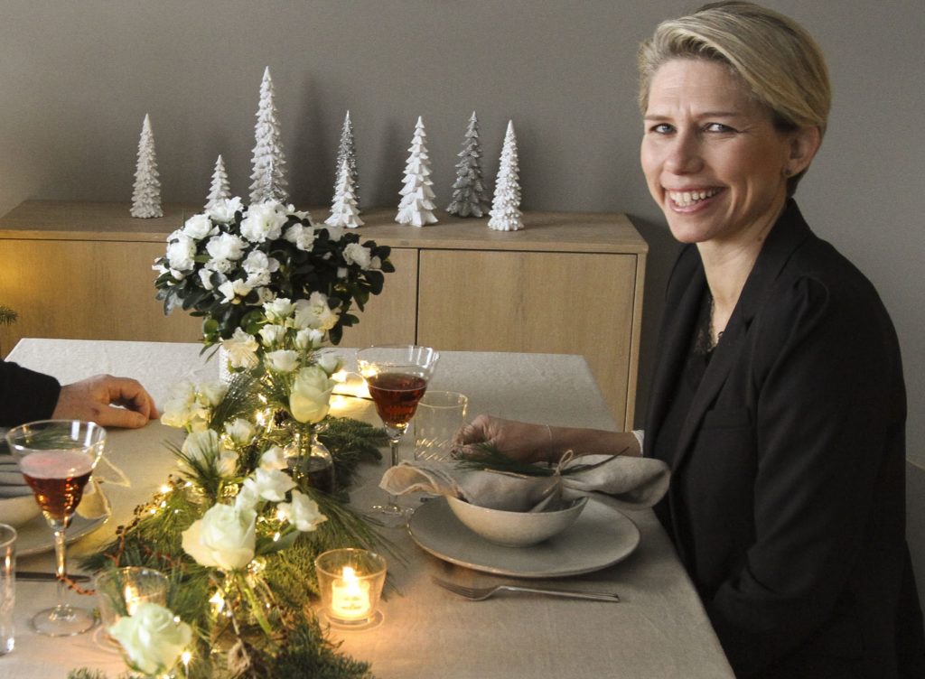 Linn Grotberg sitter ved et pyntet julebord