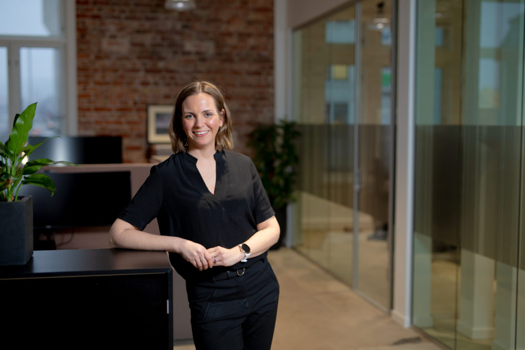 Bilde av dame i kontorlandskap