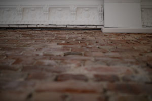 Bilde av dame i kontorlandskap